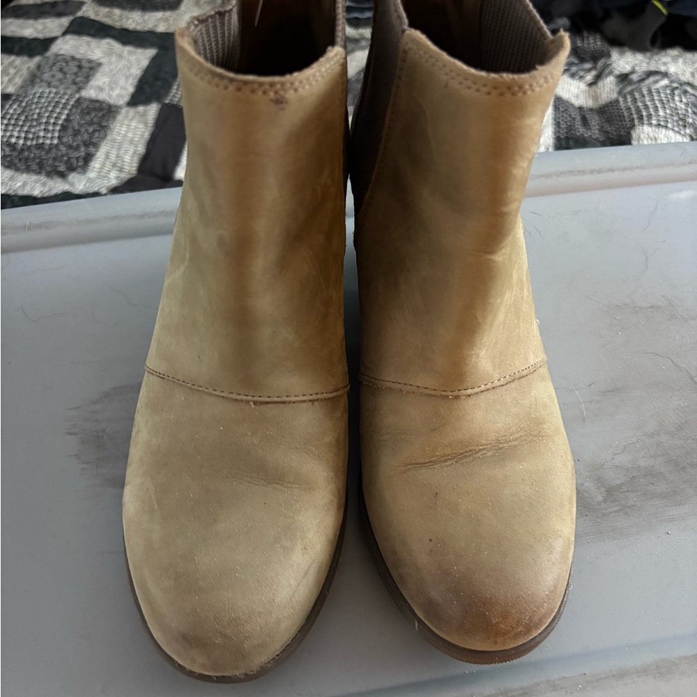 Sorel Women’s Chelsea Boots.Olive greenish color idk to describe the color.